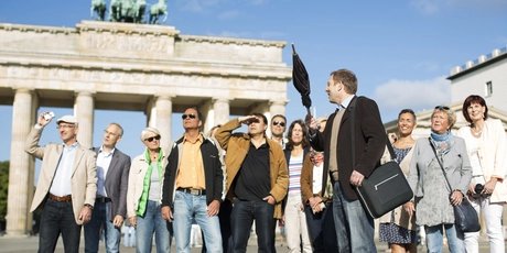 Viaje en grupo frente a la Puerta de Brandenburgo