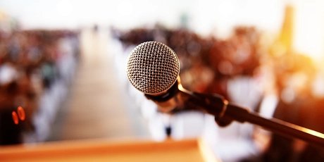 Mikrofon mit Podium