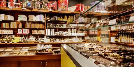 Innenraum der Walter Confiserie Schokoladenhaus mit Pralinen und Schokolade