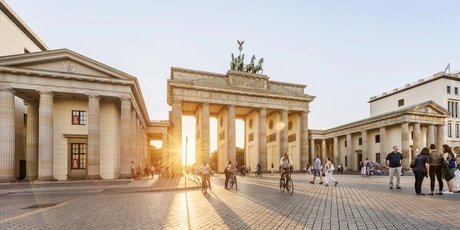 Die Berliner Sehenswürdigkeit Brandenburger Tor im Sonnenlicht