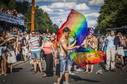 CSD-Parade in Berlin Menschen mit Regenbogenfahne auf dem CSD in Berlin