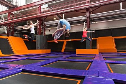 JUMPHouseBerlin JUMPHouseBerlin - Trampoline mit Springern - Innenansicht
