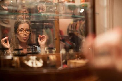 Junge Frau mit Vintage Sonnenbrille
