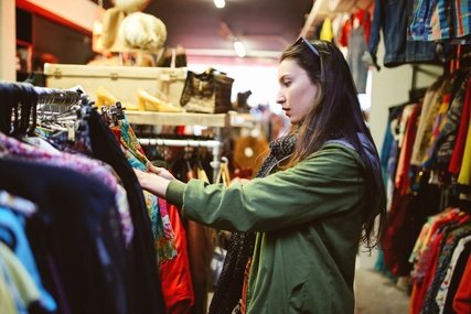 Chicas de compras vintage y de segunda mano