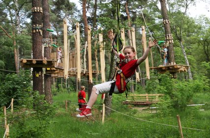 Waldhochseilgarten Jungfernheide Kind im Waldhochseilgarten Jungfernheide in Berlin