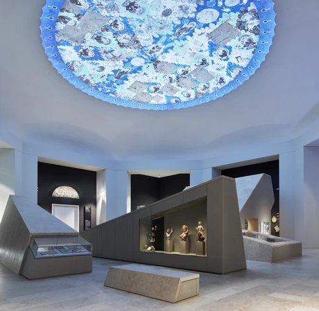 Deckenprojektion des im Kuppelraum befindlichen Moduls „Turfan Sammlung Zentralasien“ des Museums für Asiatische Kunst im Humboldt Forum.