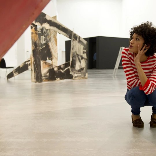 La joven en la exposición Vedova en la Berlinische Galerie