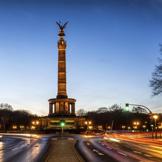 La Columna de la Victoria por la noche