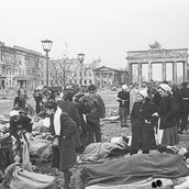 Verwundete Wehrmachtsoldaten auf dem Mittelstreifen der Straße Unter den Linden, Berlin, 3. Mai 1945