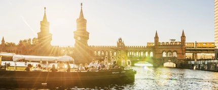 Excursión por el Spree en un barquito de alquiler