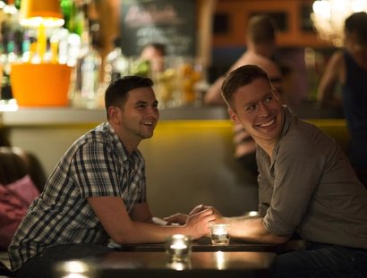 Schwules Pärchen unterwegs in Berlin-Schöneberg