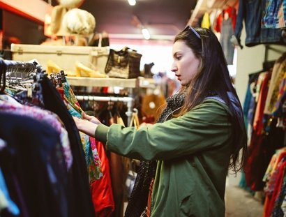 Ragazze che fanno shopping vintage e di seconda mano