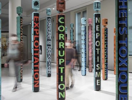 Installation "Indignation" von Justine Gaga im Modul "Koloniale Verflechtungen: Das Kameruner Grasland" des Ethnologischen Museums im Humboldt Forum
