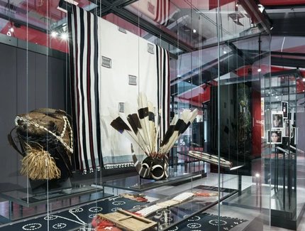 Blick in die temporäre Ausstellung "Naga Land. Stimmen aus Nordostindien" im Humboldt Forum