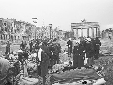 Verwundete Wehrmachtsoldaten auf dem Mittelstreifen der Straße Unter den Linden, Berlin, 3. Mai 1945