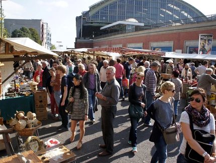 Geschäftiges Treiben auf dem Antikmarkt am Berliner Ostbahnhof