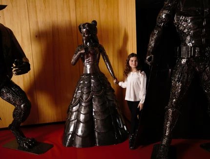 Mädchen mit Exponat aus der Gallery of Steel Figures Berlin