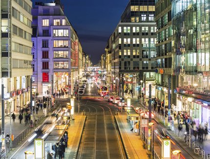 Friedrichstraße in Berlin bei Nacht