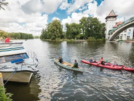 Mit Kanu und Kajak auf der Spree an der Abteibrücke in Berlin Treptow