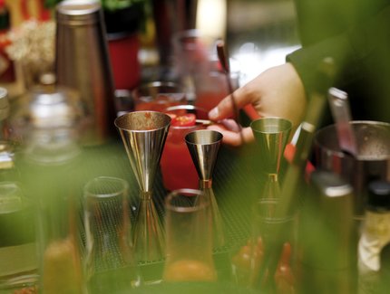 Nachtleben in Berlin: Cocktail an der Bar