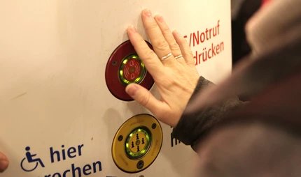 Mann drückt Notrufknopf
