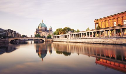 Museumsinsel mit Berliner Dom von der Spree aus gesehen