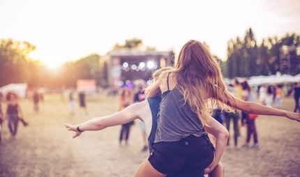 Los visitantes celebran en un festival al aire libre