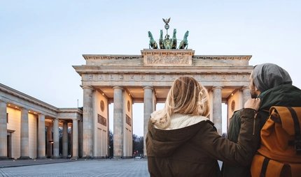 Junges Paar beim Sightseeing am Brandenburger Tor im Winter
