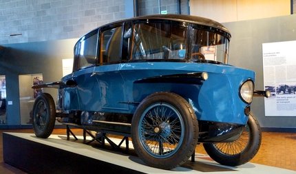 Coche antiguo en el Museo Alemán de Tecnología de Berlín