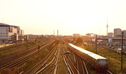 Blick von der Warschauer Brücke auf die S-Bahn