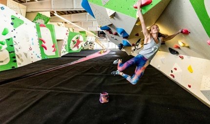 Bouldering at ostbloc en Berlin: On the climbing wall